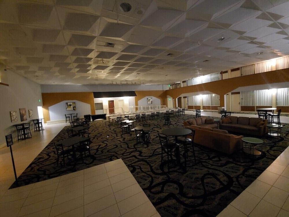 C3 Hotel And Convention Center Hastings Buitenkant foto